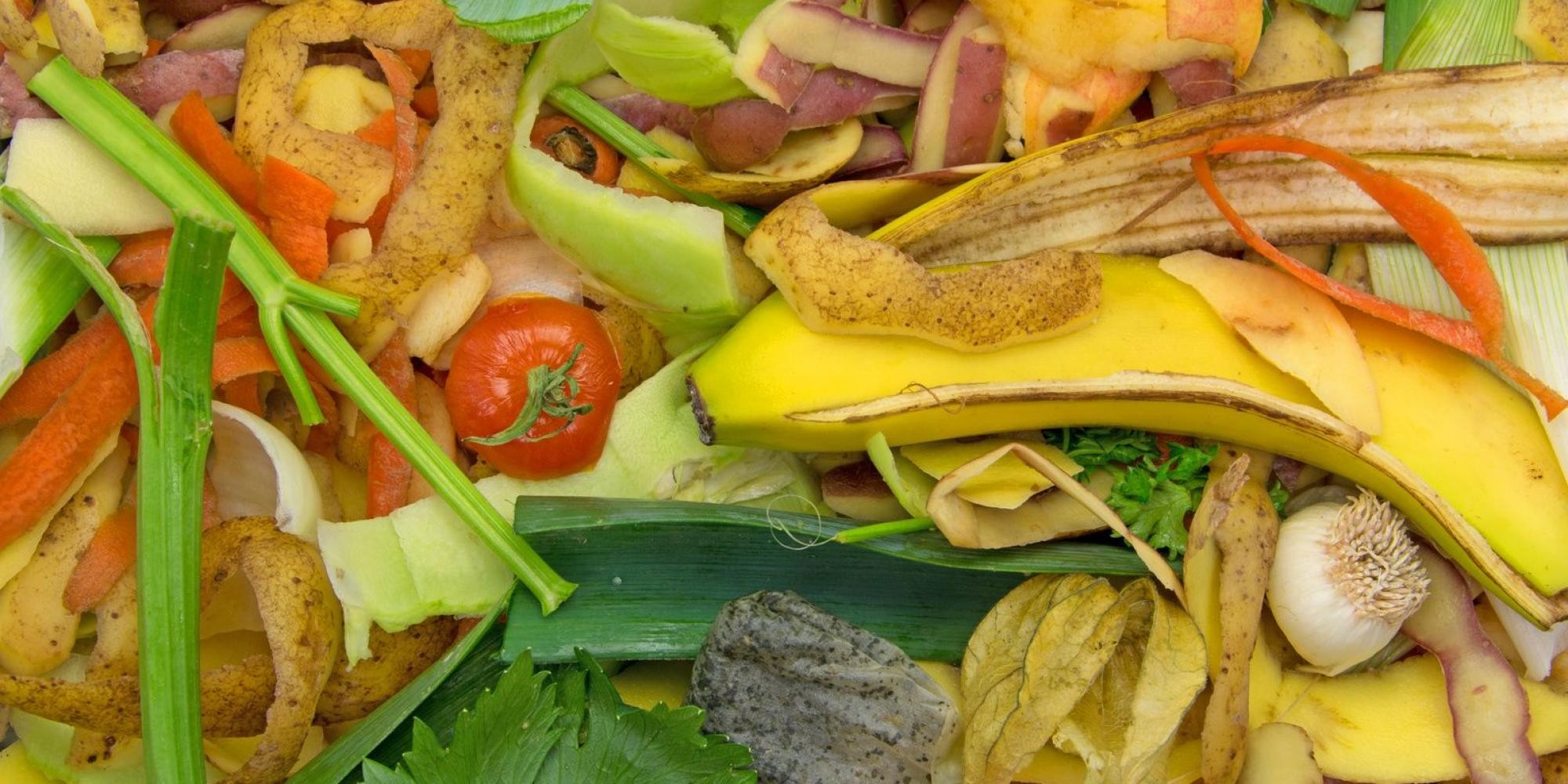Bunt gemischter Bioabfall, wie z. B. Bananenschale, Kartoffel-, Karotten- und Apfelschalen, Teebeutel, Reste von Lauch und Petersilie, Tomate