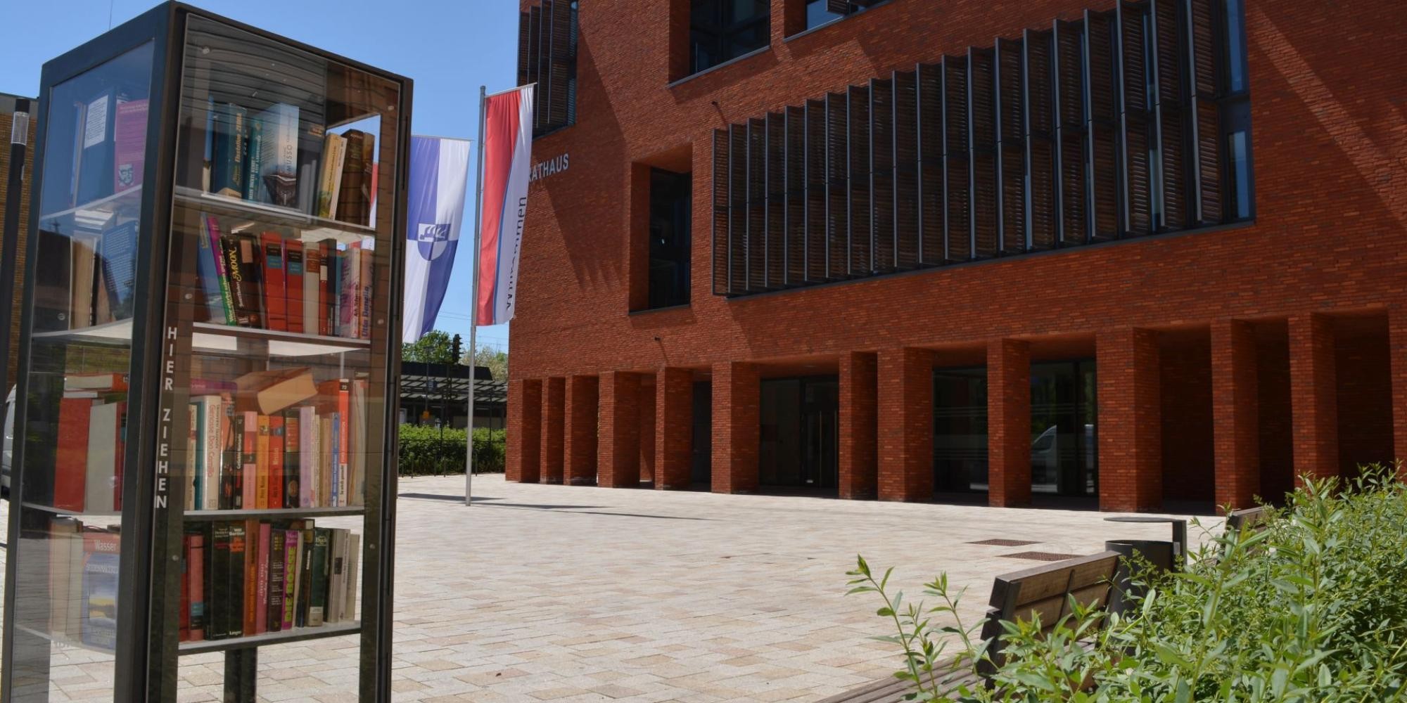 Bücherschrank vor dem Eislinger Rathaus