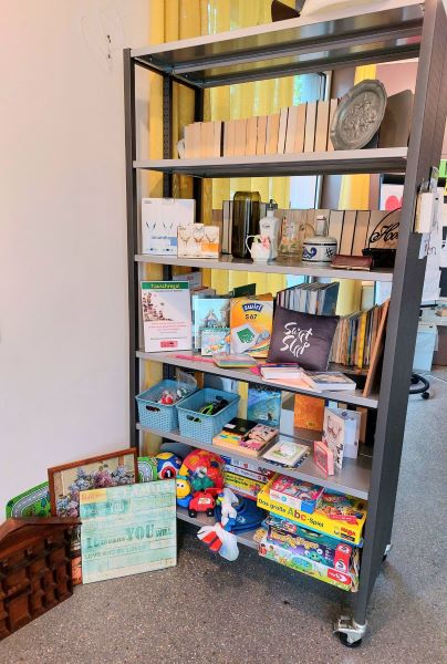 Ein Regal mit Spielzeug, Dekoartikeln, Gläsern und weiteren Gegenständen