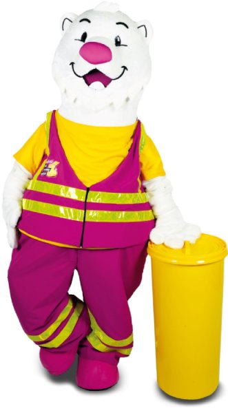 Eisbär in Müllwerker-Outfit stützt sich auf gelbe Tonne