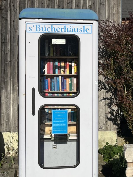 Bücherregal in einer ehemaligen Telefonzelle mit der Aufschrift "s'Bücherhäusle"