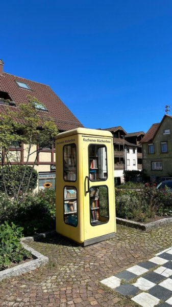 Bücherregal in einer ehemaligen Telefonzelle mit der Aufschrift "Kuchener Bücherbox".