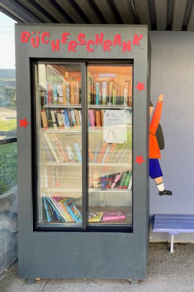 Bücherschrank mit Glastüren mit der Aufschrift "Bücherschrank"