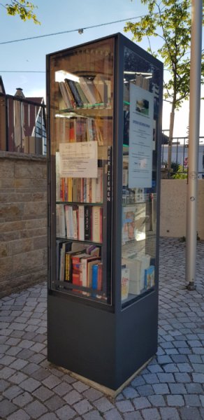 Bücherschrank mit Glastüren.